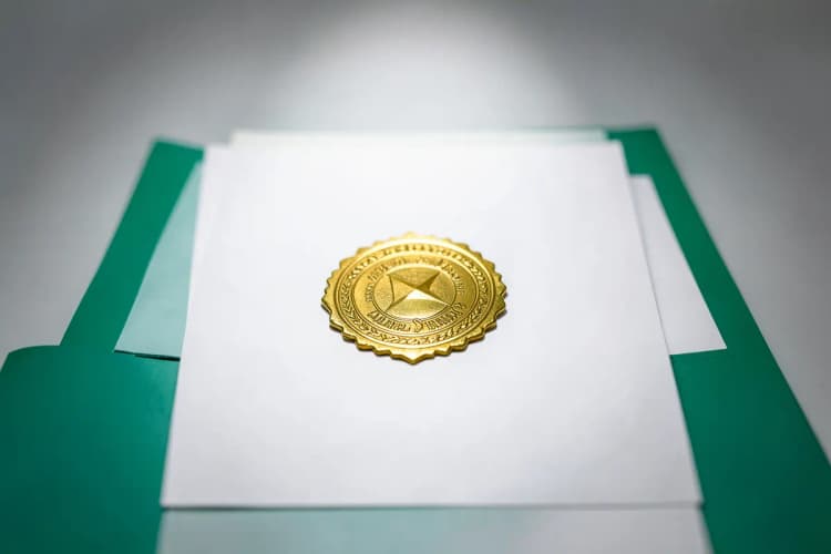 Um documento oficial com um selo dourado, representando decisões judiciais favoráveis à devolução integral.