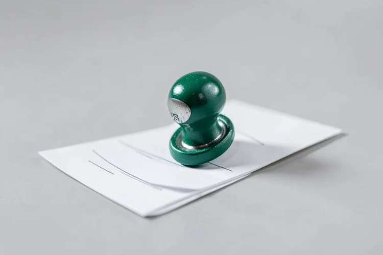 Um carimbo oficial do SUS sendo pressionado sobre um formulário médico.