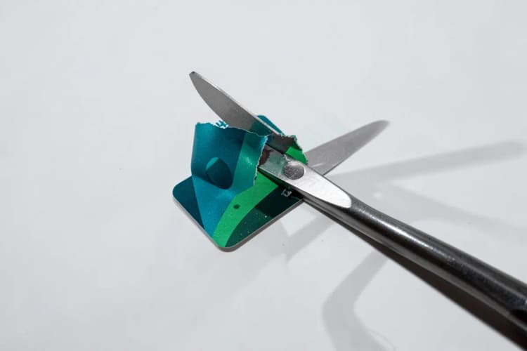 um cartão de crédito sendo rasgado ao meio com uma tesoura