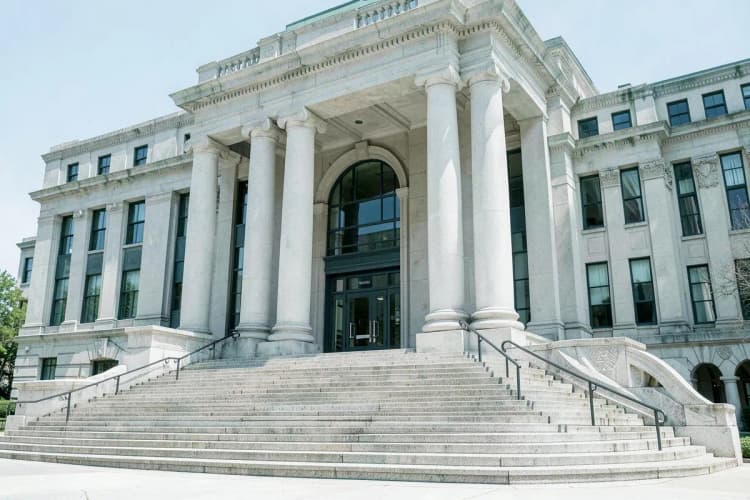 Fachada de prédio de fórum ou tribunal com colunas e escadaria