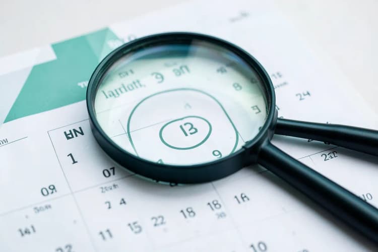 Calendário com data marcada e lupa sobre a página