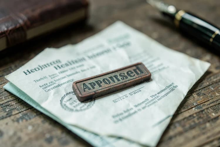 Um close-up de um documento de plano de saúde com um carimbo de aprovação.