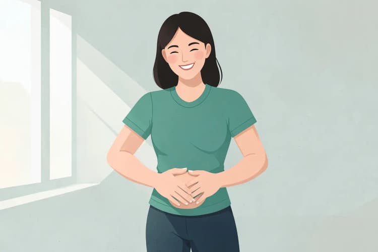 Mulher sorrindo e tocando a barriga recuperada após cirurgia.